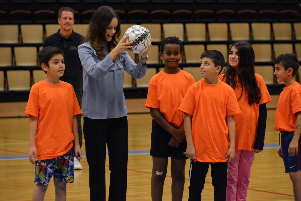 Prinsessan Sofia skänkte en fotboll till Fritidsbanken. Foto: Henric Byström, Fritidsbanken