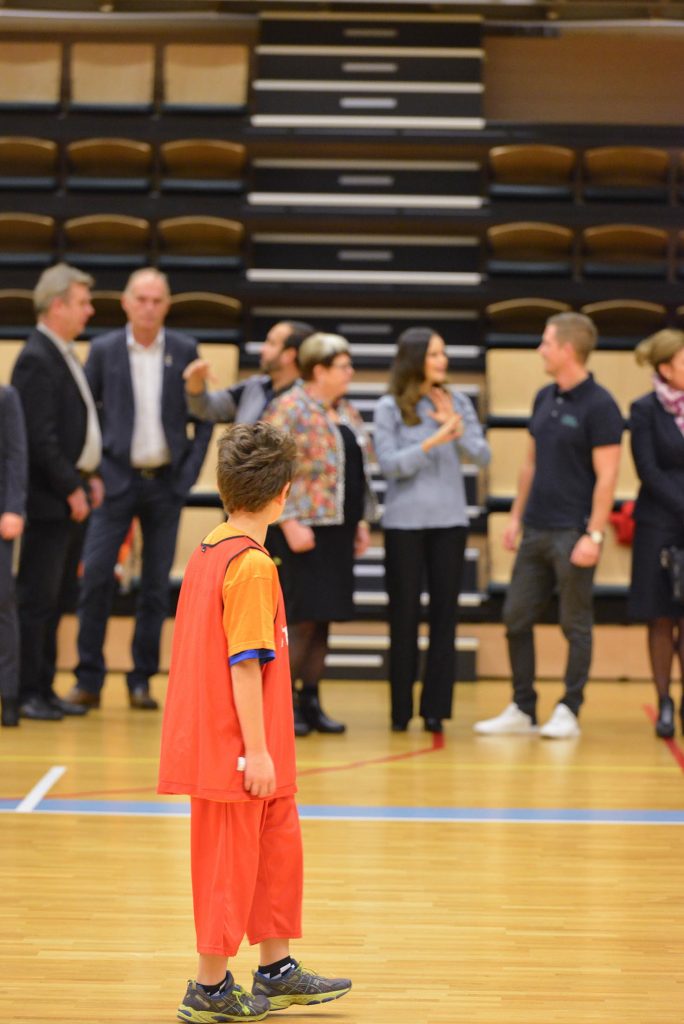 "Tittar de ens på matchen?" Foto: Henric Byström, Fritidsbanken