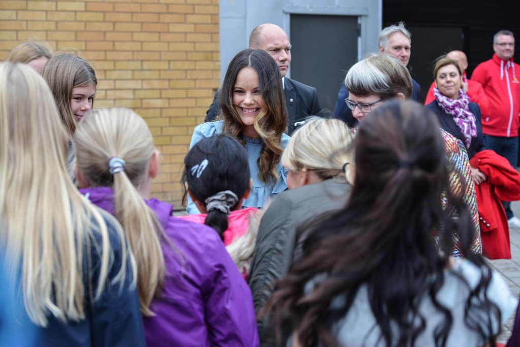 Prinsessan Sofia träffar elever från Frödingskolan utanför Fröding Arena. Foto: Henric Byström