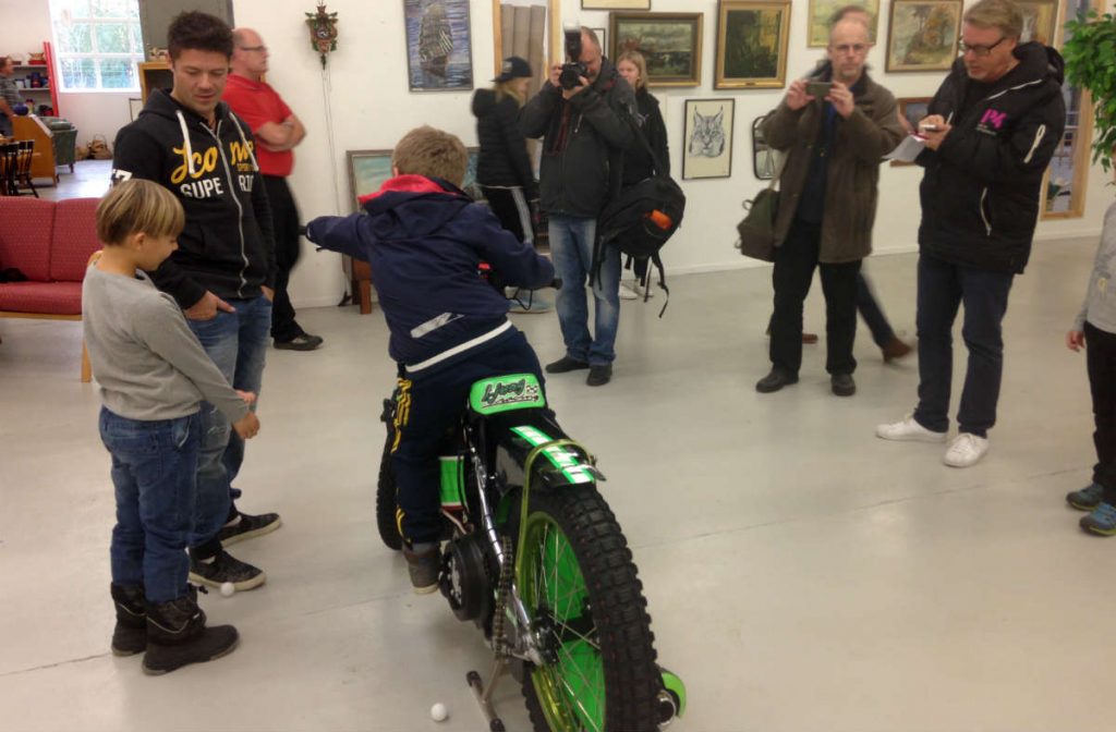 Den som ville fick provsitta på Peter Ljungs speedwaycykel.