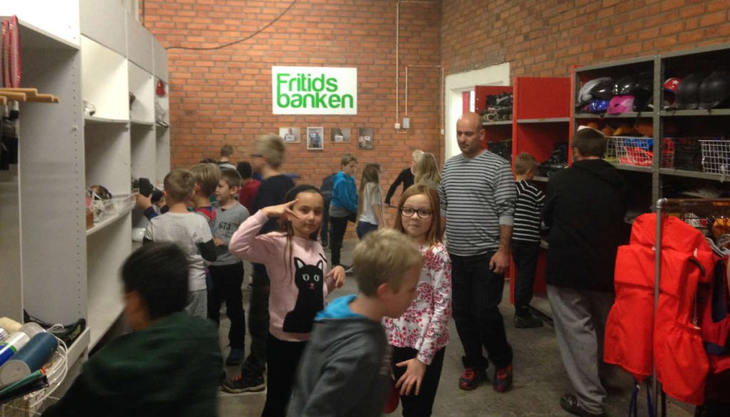 Många ville se och prova utrustningen som finns till utlån på Fritidsbanken.