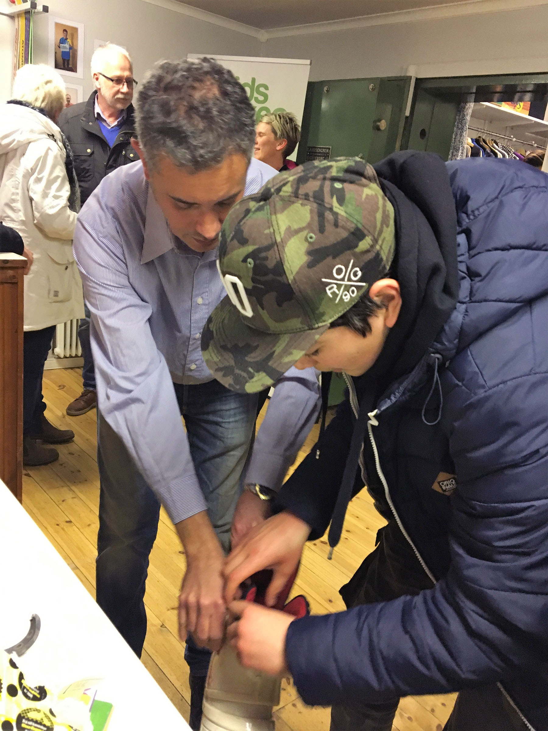 Låntagaren Mohammed Mohammed får hjälp av Fritidsbankens Lorenzo Martin Marichal i valet av pjäxa. Foto: Anna Nyberg.