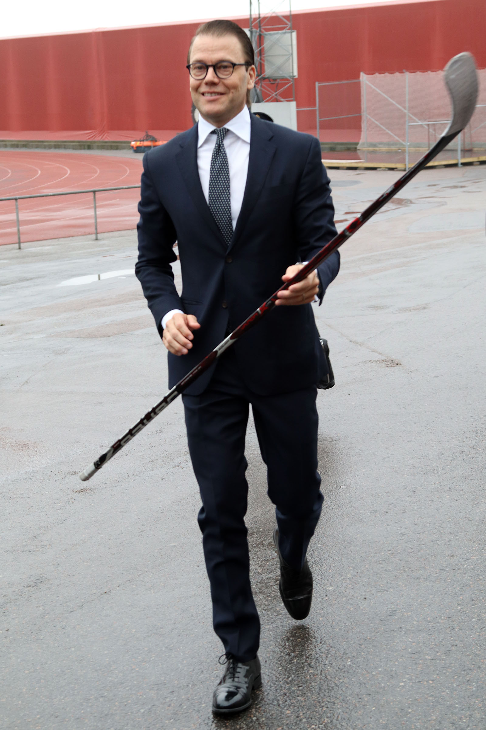 Prins Daniel har ett förflutet som hockeyspelare i Ockelbo och Hofors och skänkte en av sina klubbor till Fritidsbanken. Foto: Johannes Hedlund, Fritidsbanken