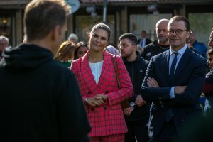 Kronprinsessan Victoria och Prins Daniel lyssnar när Henric Byström från Fritidsbanken Sverige berättar om Fritidsbankens framtid. Foto: Björn Lans