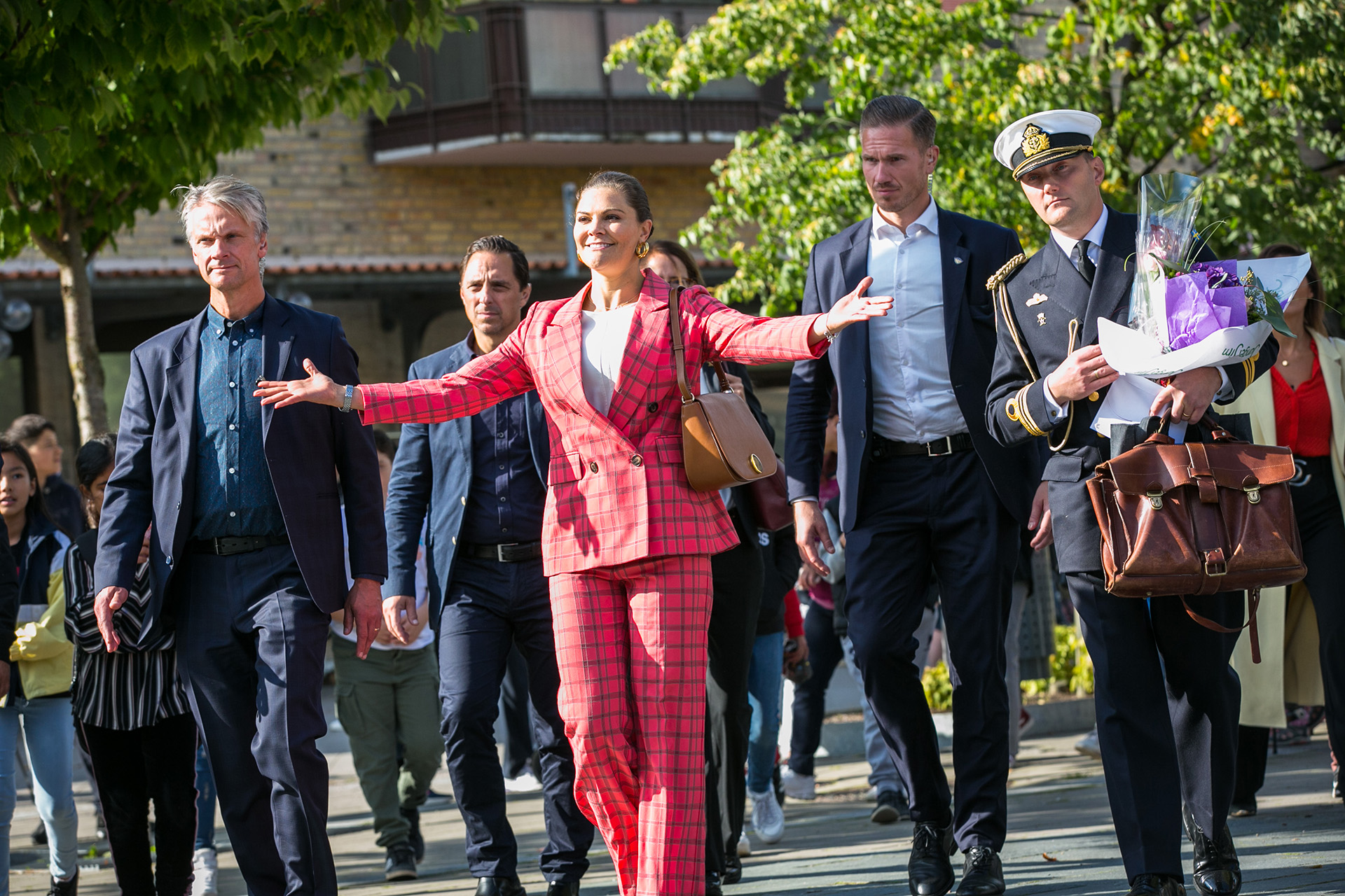 Det märks att Kronprinsessan är omtyckt och många hade samlats för att få en glimt av henne och Prins Daniel. Foto: Björn Lans