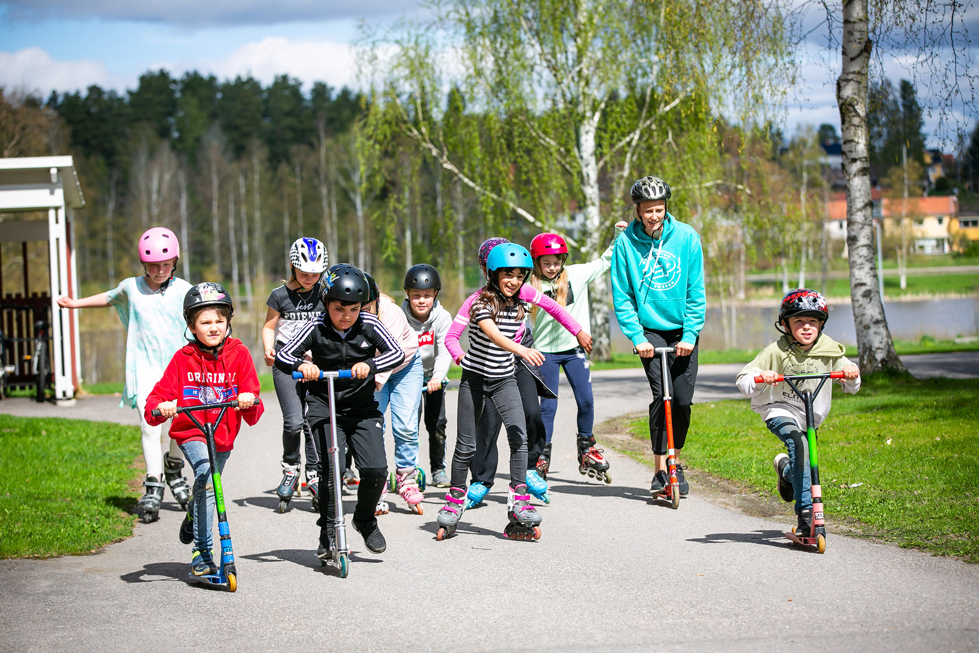 Carolina Klüft, verksamhetschef på Generation Pep, åker sparkcykel tillsammans med barn från Bollnäs. Foto: Björn Lans