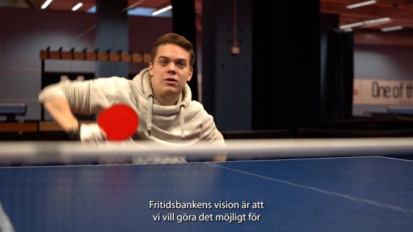 Konrad spelar bordtennis