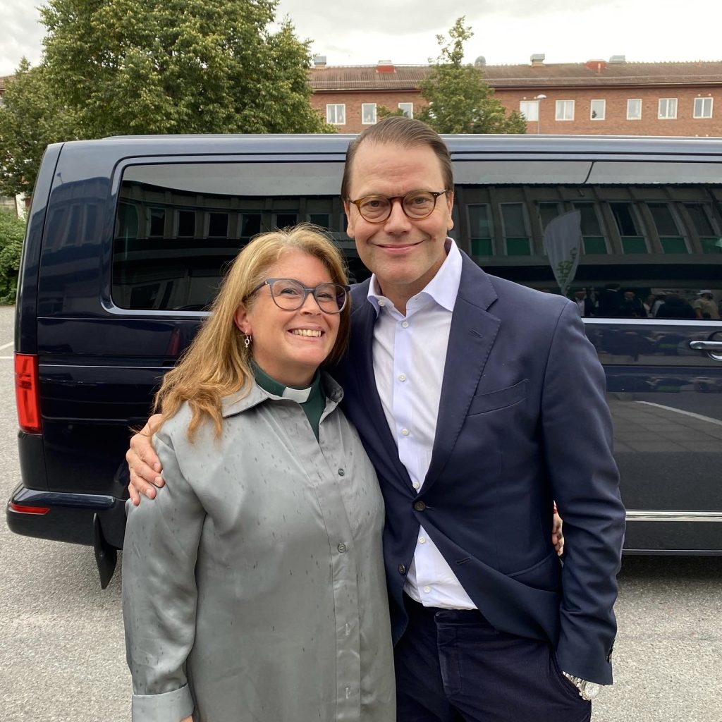 Fritidsbankens initiativtagare Carina Haak och Prins Daniel ler in i kameran framför en mörk skåpbil. Foto: Henric Byström, Fritidsbanken